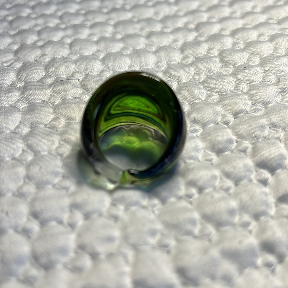 Murano Style Green Swirl glass ring. Size 7. - Picture 4 of 8